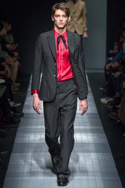 Look 16